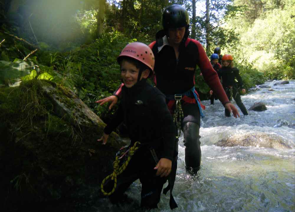 Die ersten Schritte in der Klamm am Rand wandern