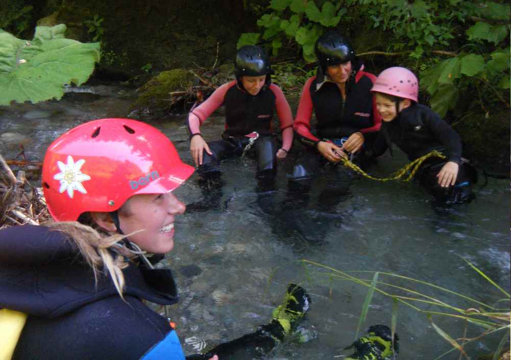 Eingewöhnen zum Canyoning: Wie lässt man sich richtig im Wasser bergab treiben?