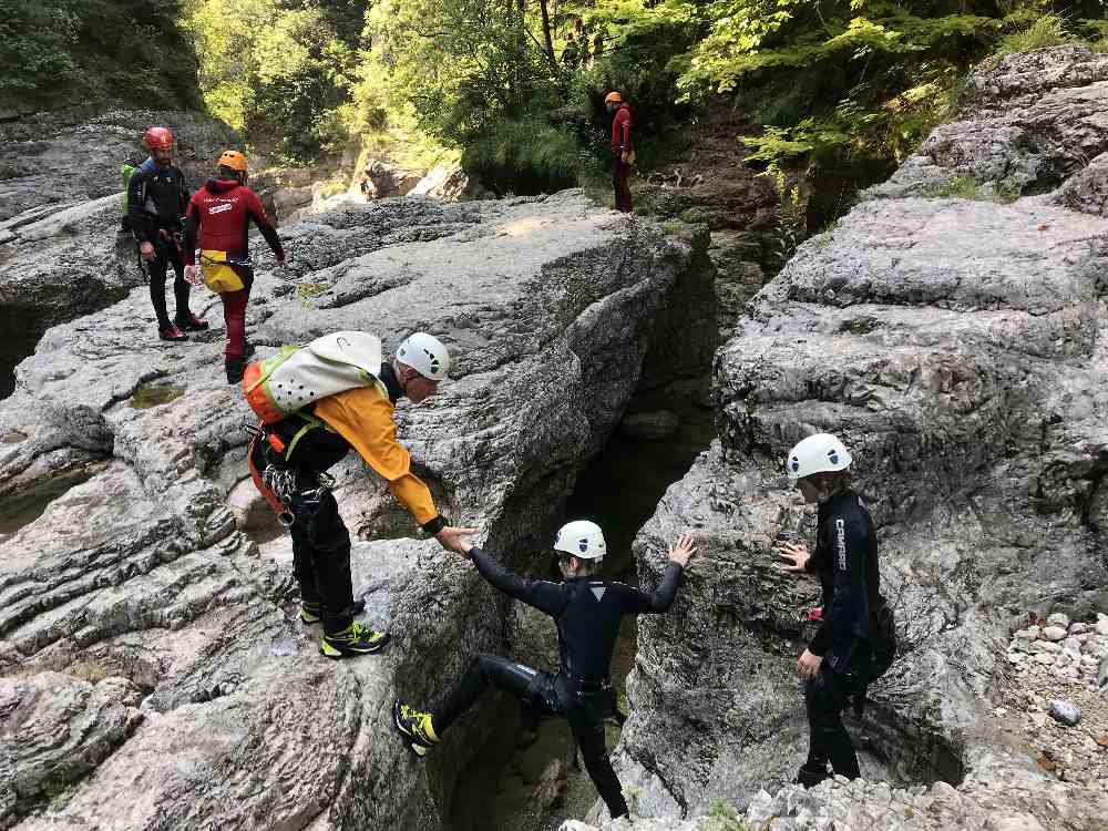 Zwischendurch müssen wir auch über die Felsen klettern - Dank Guide schaffen wir es alle problemlos