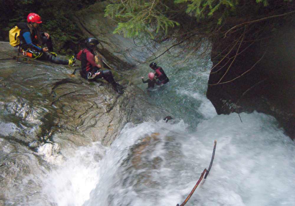 Über die Felsen mit dem Wasserfall hinunter rutschen - cool für Teenager!