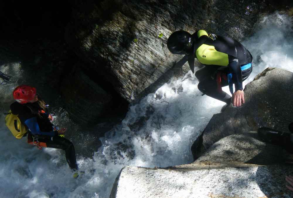 Danach mutiger im Wasserfall nach unten rutschen