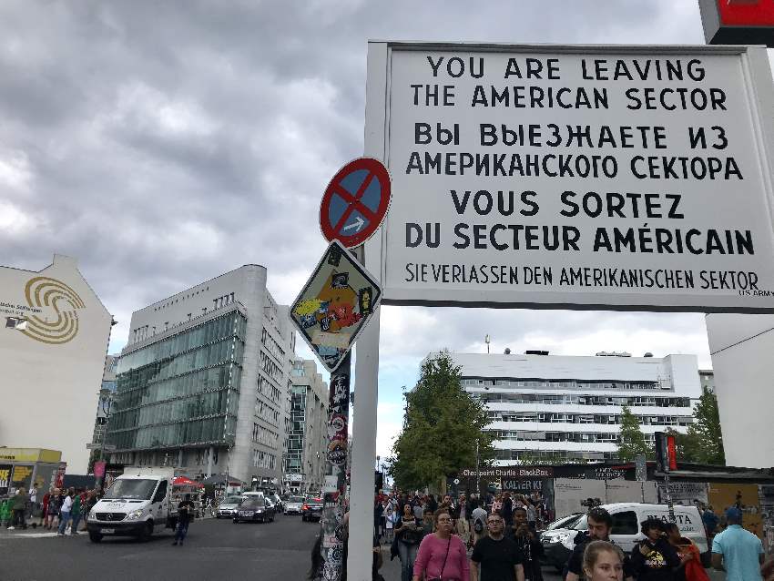 Am Checkpoint Charly Berlin mit Kindern