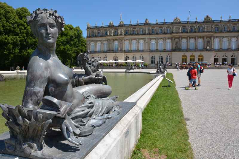 Der Chiemsee ein schönes Ausflugsziel mit Kindern: Das Schloss Herrenchiemsee