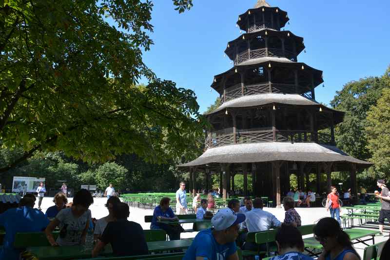 Familienurlaub Bayern: Bayerischer kannst du nicht München mit Kindern erleben: Im Biergarten am Chinesischen Turm