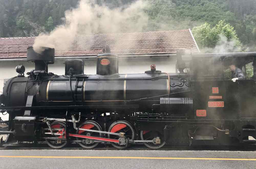 Zillertalbahn: Am Bahnhof in Mayrhofen steht schon die Lokomotive des Dampfzugs