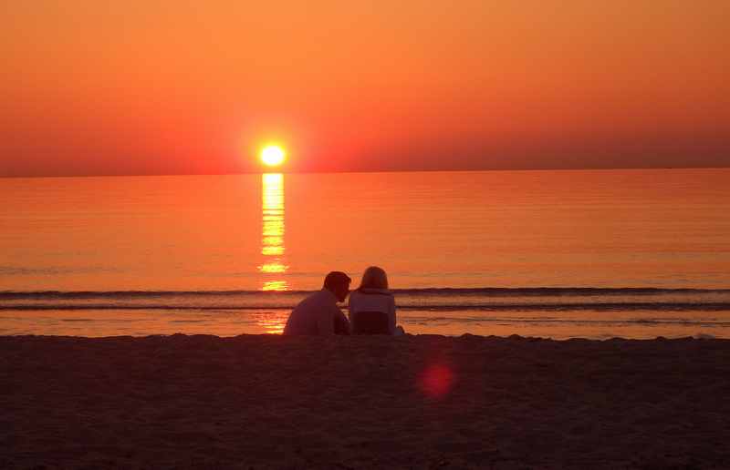 Zweisamkeit geniessen: Der Sonnenuntergang direkt an der Ferienwohnung