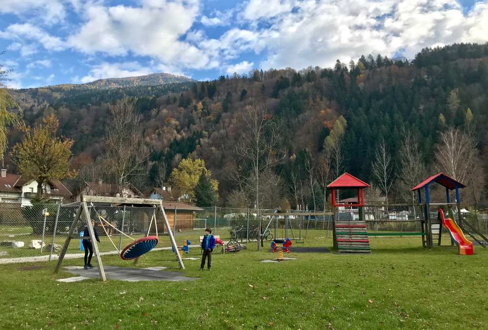 Das ist der Spielplatz bei einem Strandbad in Döbriach, jetzt im Herbst kommen wir ohne Eintritt zum Spielen