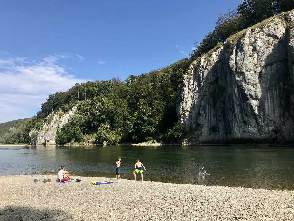 Ausflugsziele Kelheim:  Familienurlaub rund um Weltenburg mit Kindern am Kiesstrand 