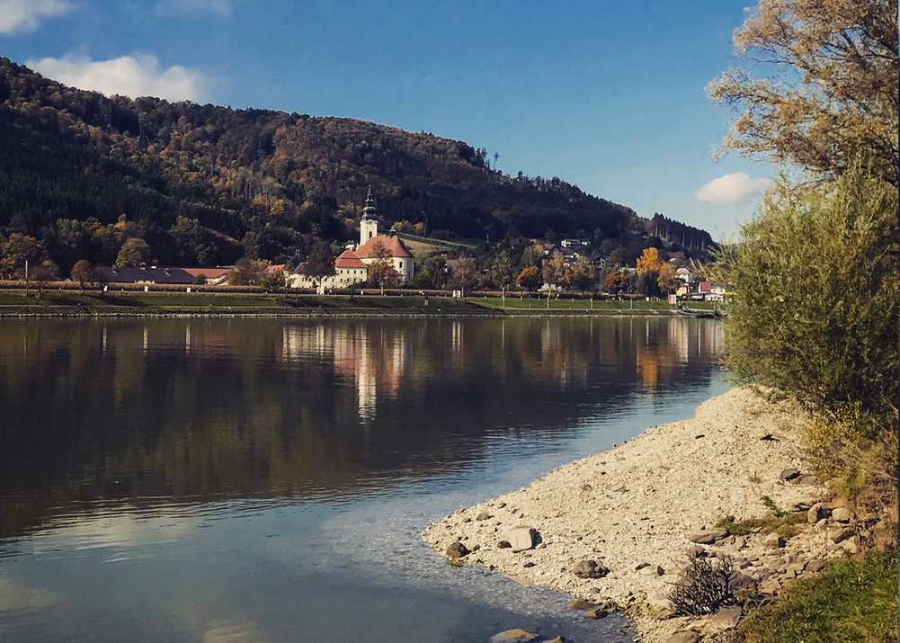 An der Donau wandern mit Kinderwagen - oder hinauf zur Ruine?