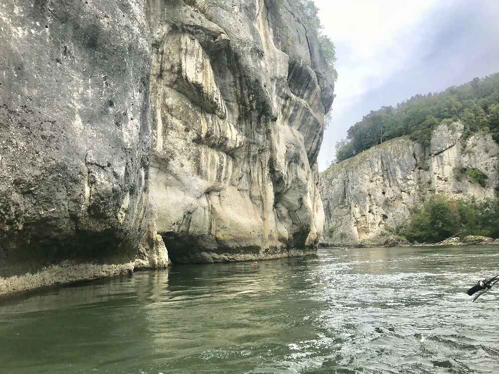 An der "langen Wand" fahren wir durch den Donaudurchbruch in Bayern