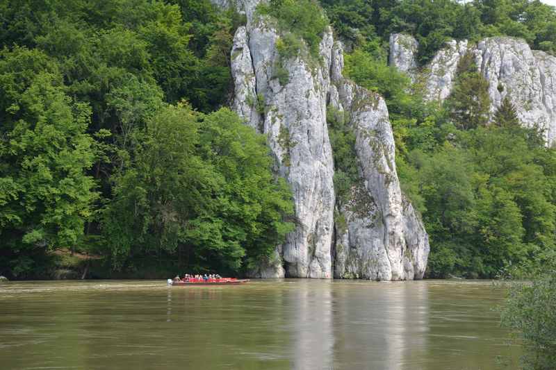 Zum Donaudurchbruch mountainbiken, mit dem Schiff oder Boot zurück nach Kelheim 