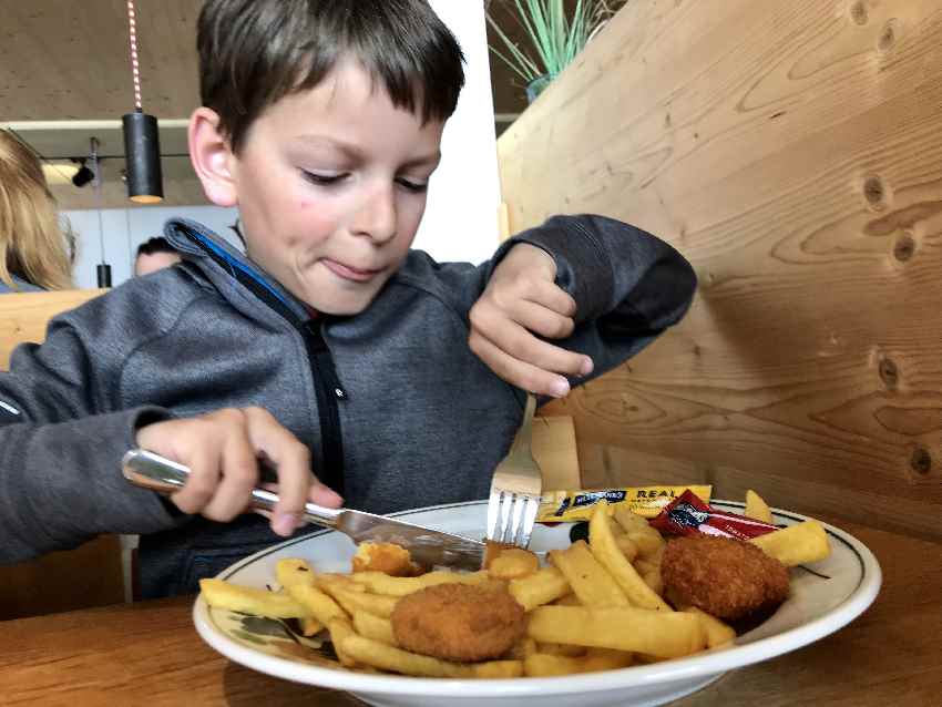 Dem Junior schmecken die Chicken Nuggets besonders gut