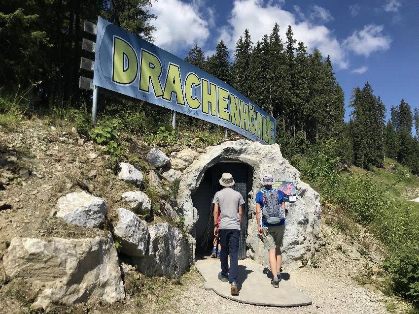 Nächste Station bei Schmidolins Feuertaufe:  Wir gehen in die Drachenhöhle hinein