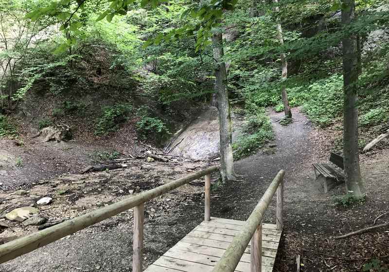 Hier bei dieser kleinen Klamm soll der Drachenstich aufgeführt worden sein - vor über 100 Jahren