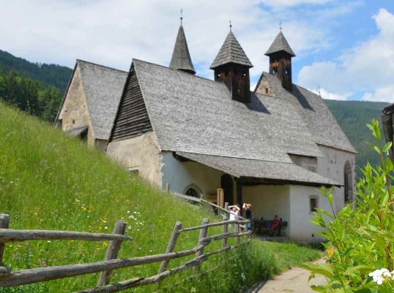 Drei ineinander gebaute Kirchen - einmalig in Südtirol: Der Weiler Bad Dreikirchen