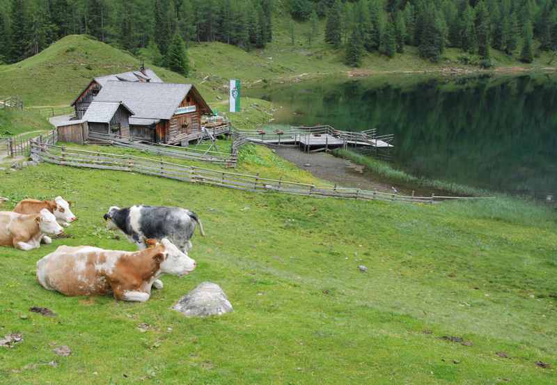 Rechts im Bild die Duisitzkarseehütte in den Schladminger Tauern. Sie ist im Sommer bewirtschaftet. 