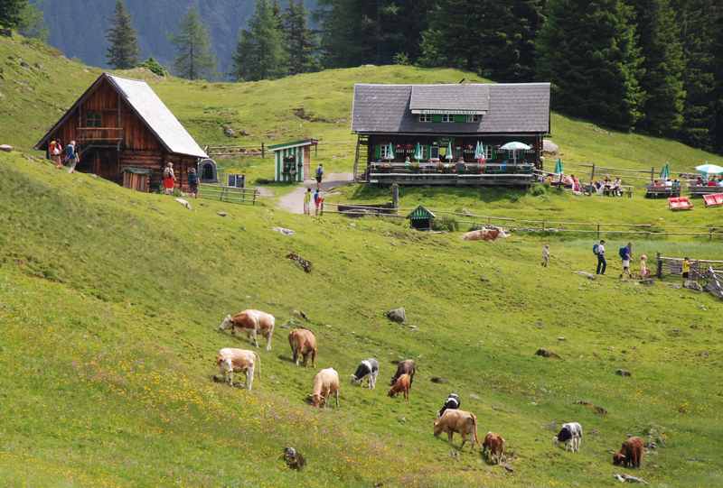 Rechts im Bild die Duisitzkarseehütte in den Schladminger Tauern. Sie ist im Sommer bewirtschaftet. 