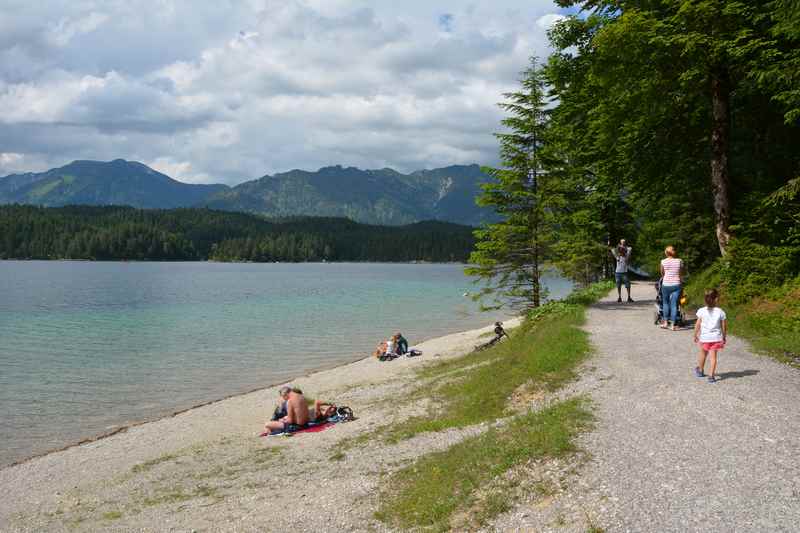 Die Eibsee Wanderung mit Kindern und Dank breitem Weg auch mit Kinderwagen