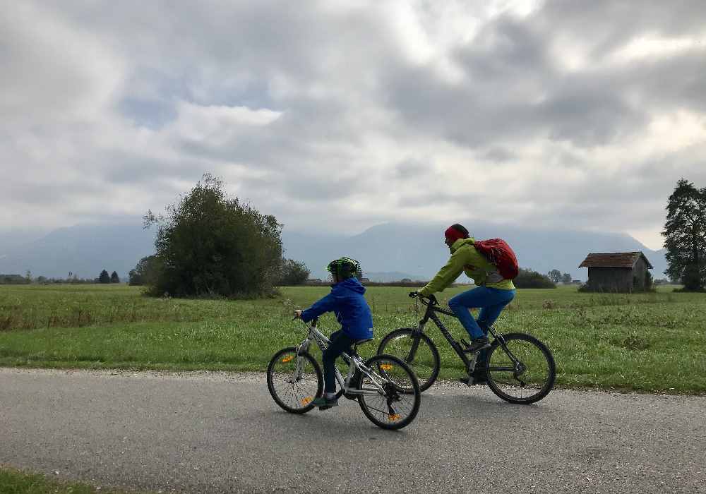 Kochelsee Radfahren: Jetzt ist es nicht mehr weit zum Eichsee im Kochlsee Moor, aber wo ist er? 