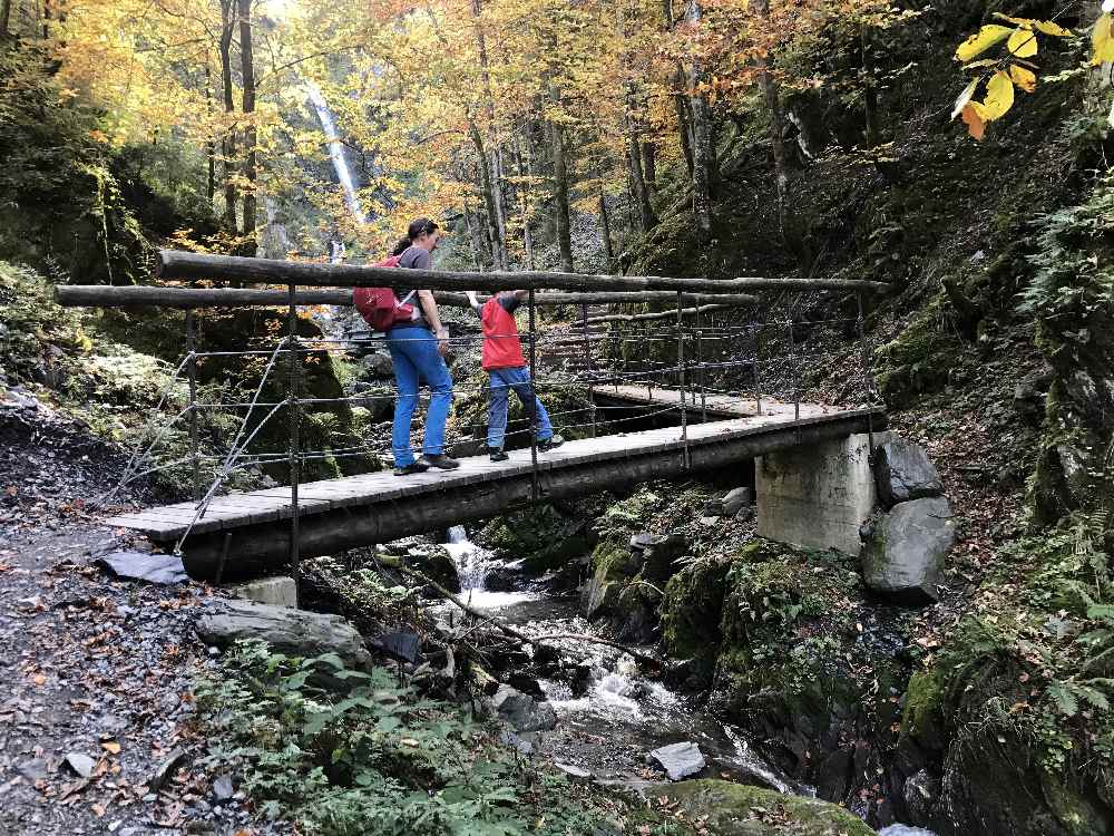 Über die Brücken wandern wir hinauf zum Wasserfall