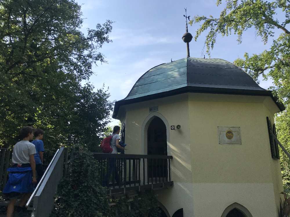 Ausflugsziele Kelheim: 1828 wurde der Turm beim Schulerloch gebaut "zum Tempel der Natur" - er ist der Eingang zur Schauhöhle