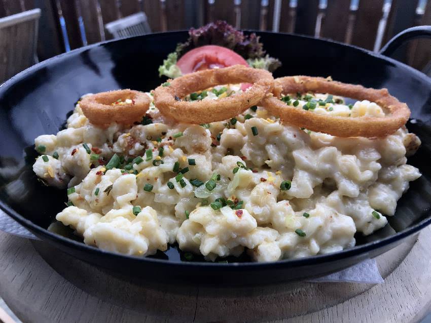 Hunger hatten wir nach unserer Tour auch - wir sind aber nicht in die Restaurants beim Parkplatz, sondern haben beim Alpengasthof Schöneck gegessen. Gut war´s!