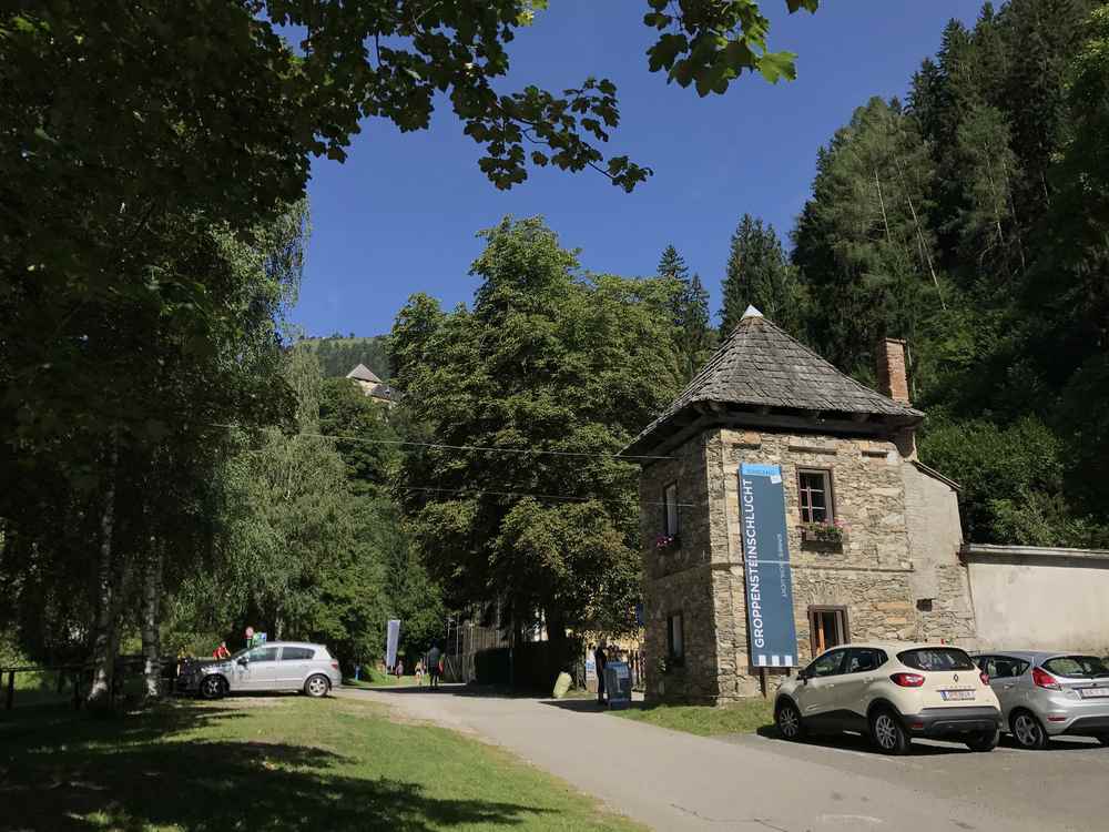 Im historischen Mautturm befindet sich die Kasse der Groppensteinschlucht.