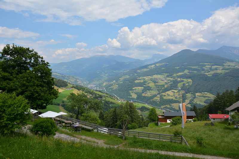 Im Eisacktal wandern von Barbian nach Dreikirchen, hier der Ausblick über das Eisacktal