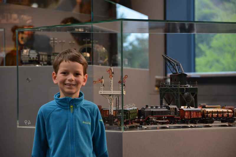 Hans-Peter Porsche Traumwerk - Den Kindern gefallen im Spielzeugmuseum die Eisenbahnen 