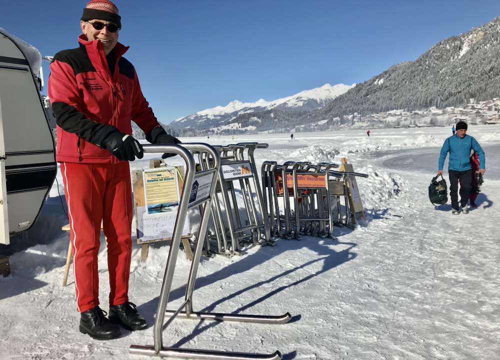 Weissensee eislaufen: Mit den Eisschlitten könnt ihr das Eislaufen lernen - oder einen Kurs  beim ehemaligen Trainer der österreichischen und ungarischen  Nationalmannschaft, Balint Kutas buchen. 