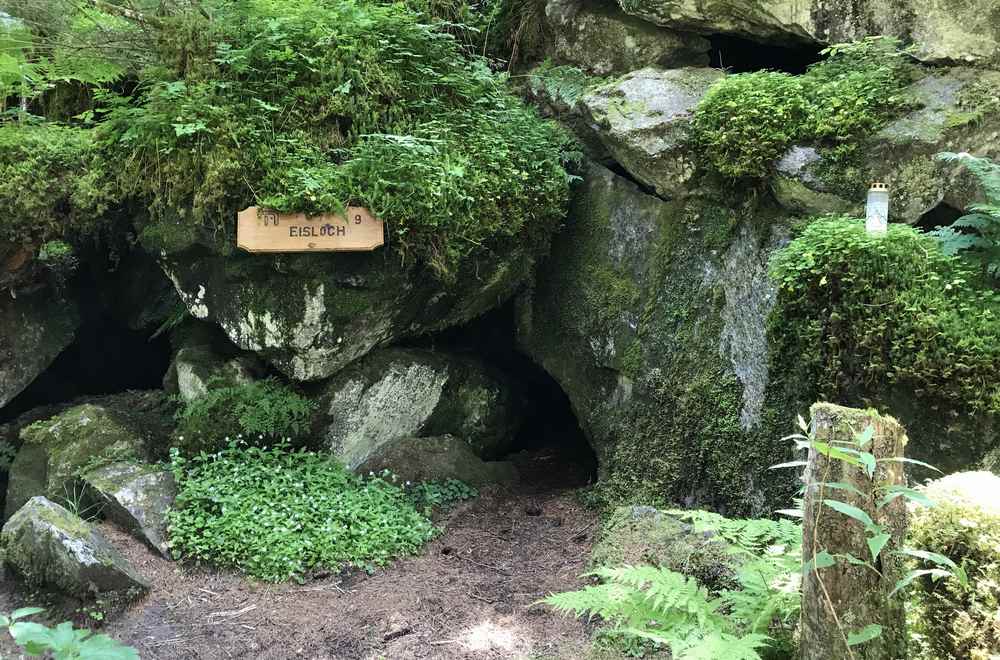 Im Seebachtal in Mallnitz haben wir auch ein Eisloch am Wanderweg gefunden