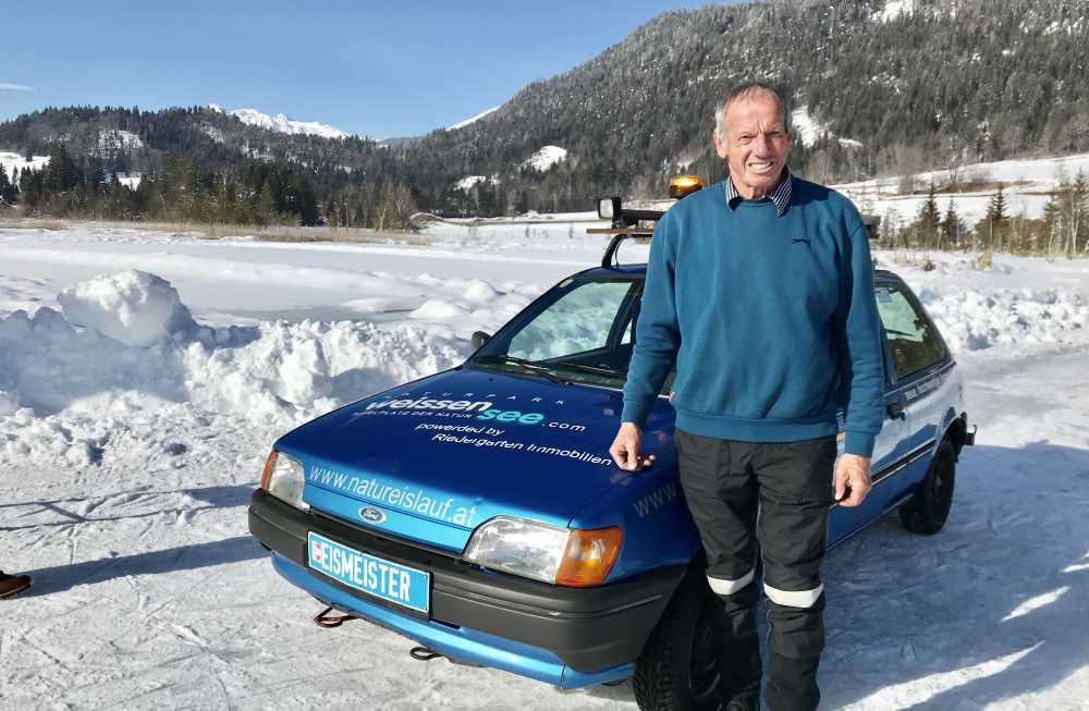 Weissensee eislaufen: Der Eismeister vom Weissensee in Kärnten: Norbert Jank mit einem der Fahrzeuge