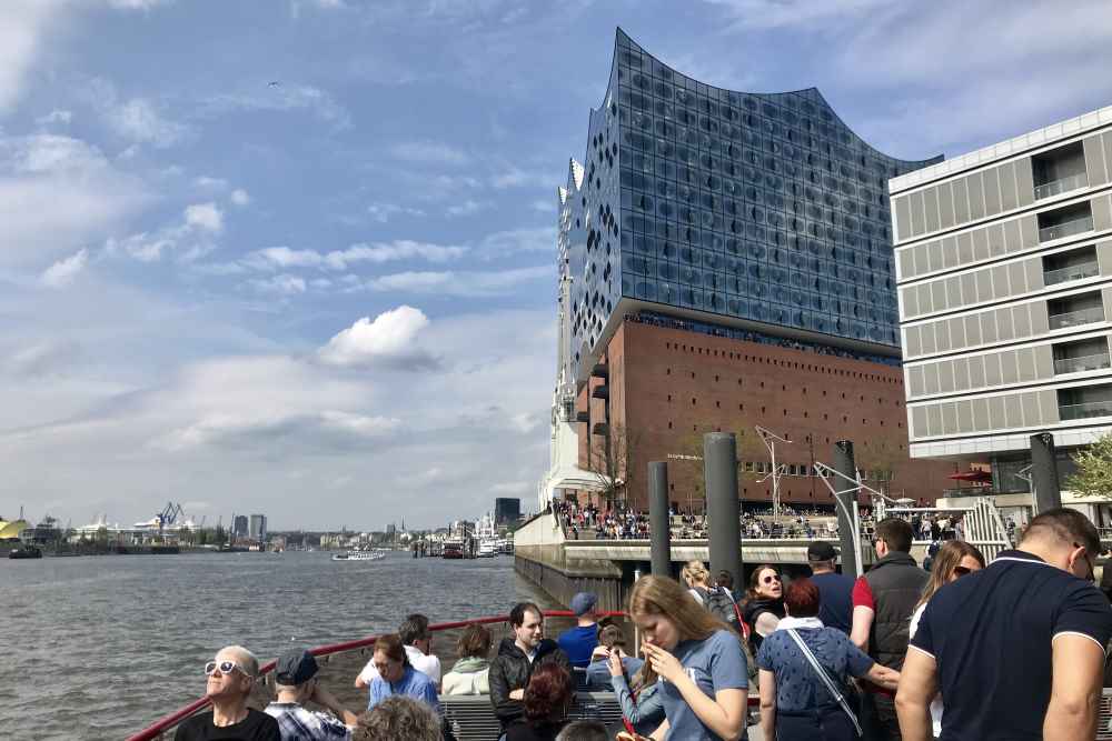 Wir fahren mit dem Schiff zum Sandstrand an der Elbe: Los geht´s bei der Elbphilharmonie