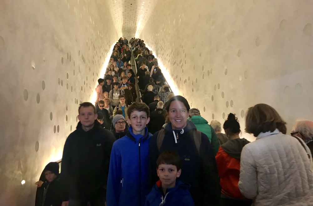 Kostenlos mit der langen Roltreppe in die elegante Elbphilharmonie Plaza in Hamburg 