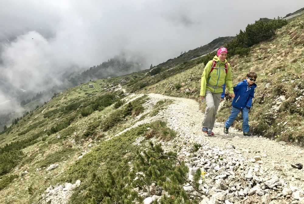 Auf dem Wandersteig am Elfer wandern mit Kindern 