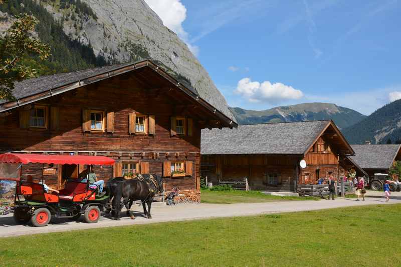 Bei der Engalm am Ahornboden wandern mit Kindern