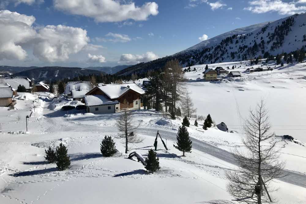 Verschneite Winterlandschaft rund um das Heidihotel am Falkertsee