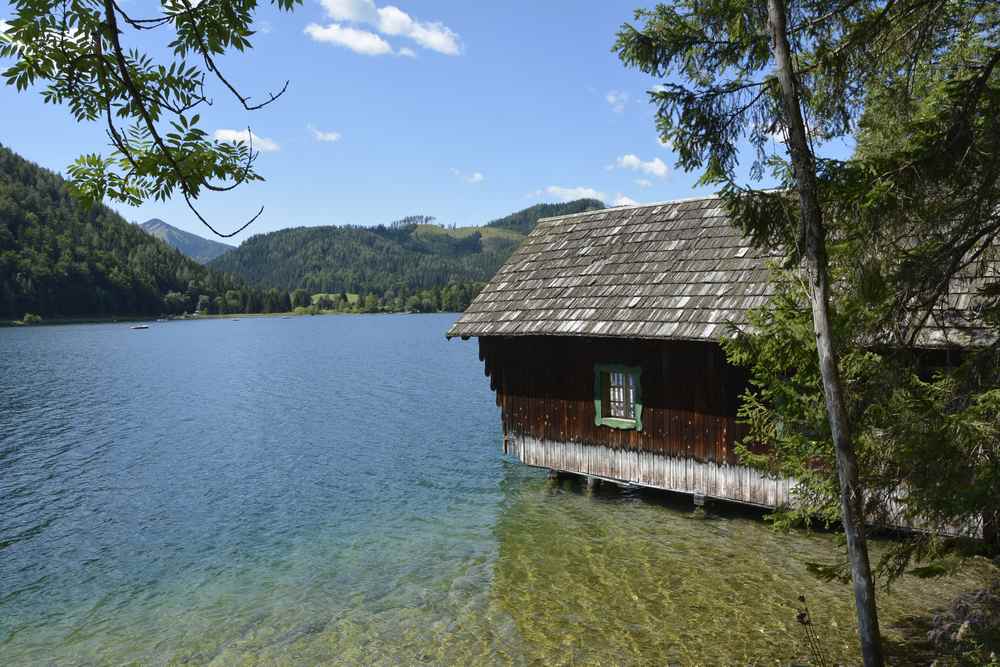 Meist ist das Ufer unverbaut, einzelne Hütten stehen im Erlaufsee, wie hier das Haus der Fischer