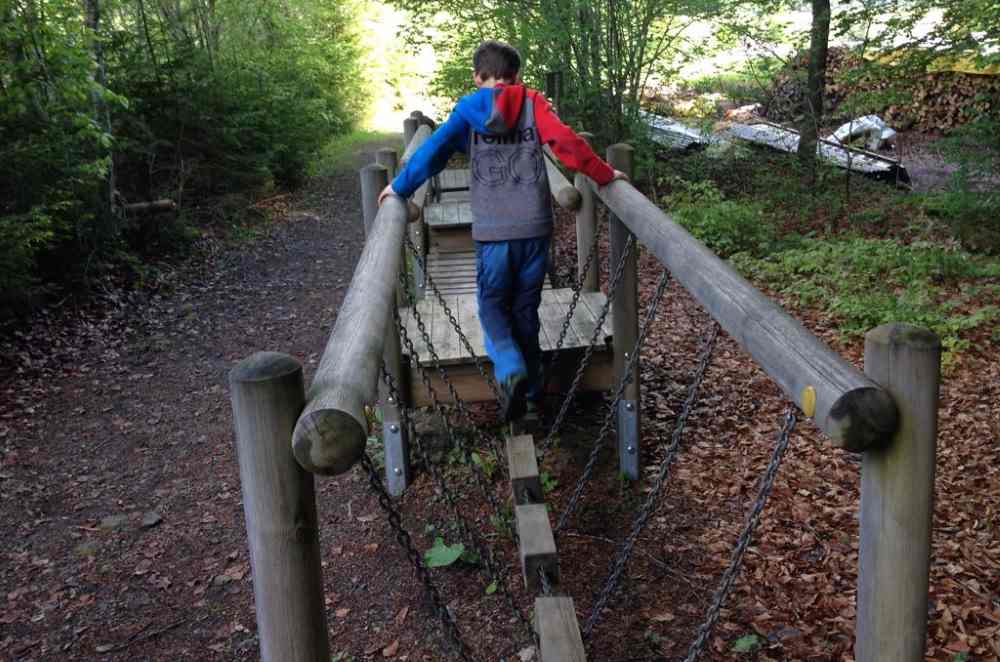 Balancieren am Erlebnisparcours Buchbichl am Weissensee