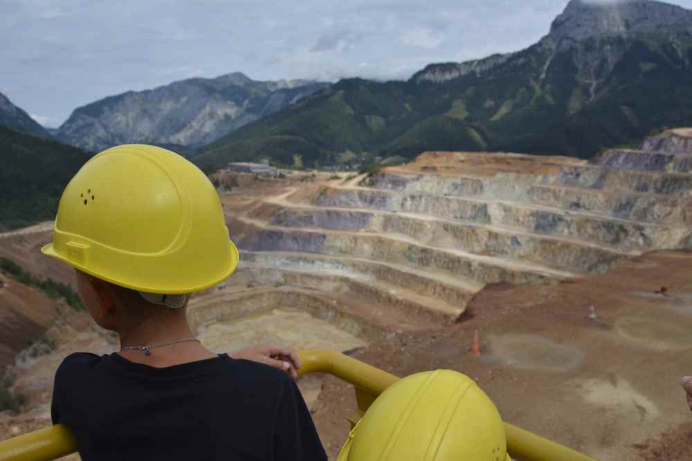 Von der Aussichtsplattform auf dem Hauly schauen wir über den Erzabbau des Erzberges - hier wird heute noch abgebaut.