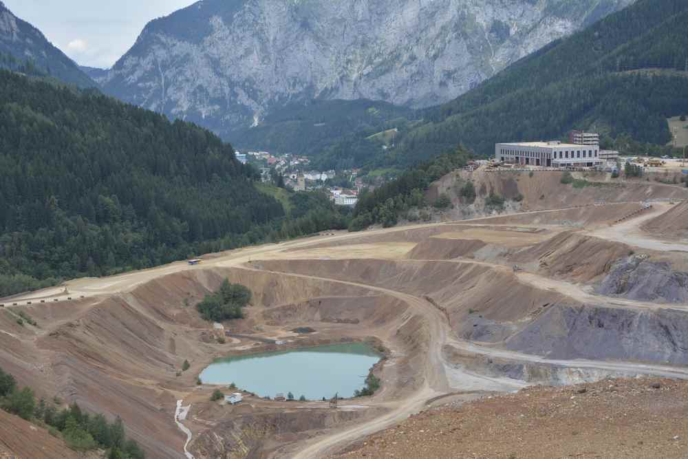 Im Bergbaugebiet hat sich sogar ein riesiger See gebildet. Die Dimension der Größe kann man gar nicht in einem Bild zeigen.