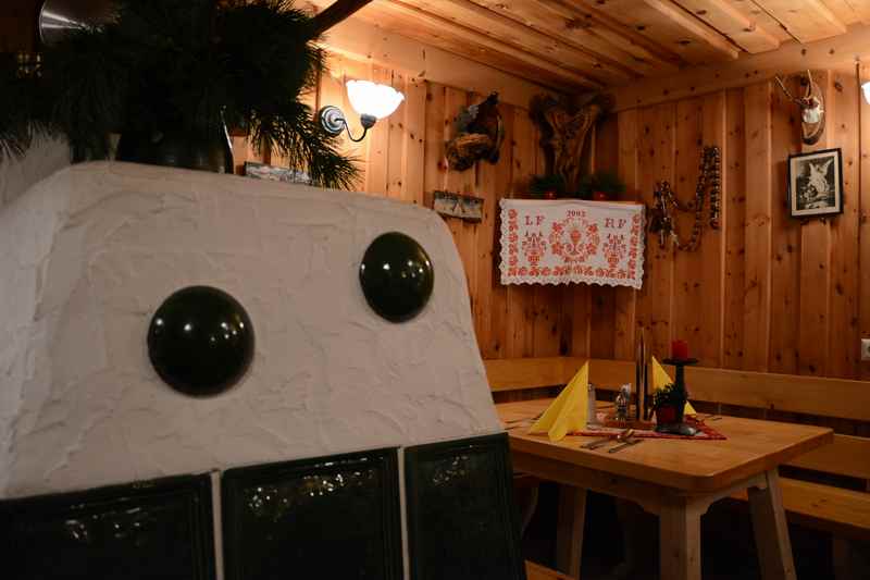 Gemütlich sitzen in der Stube der Tonnerhütte