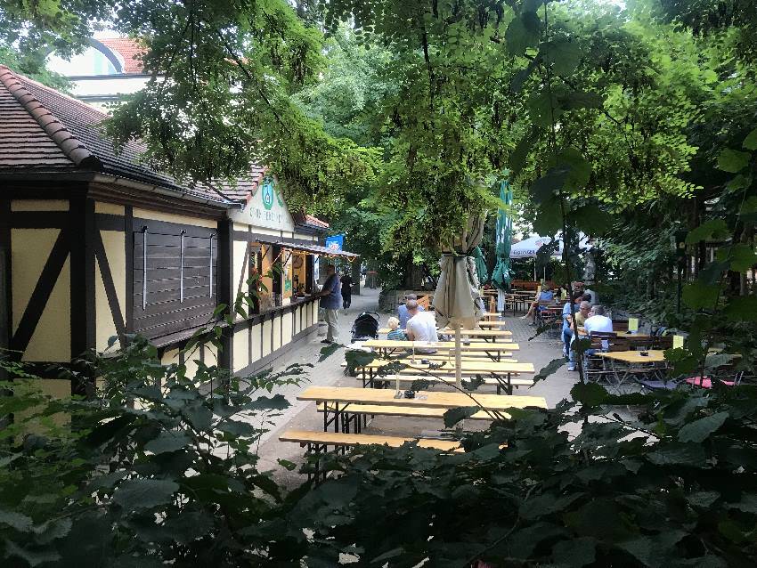 Riesiger Biergarten in Leipzig - hier können die Kinder toben