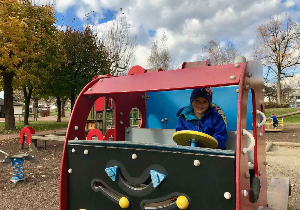 Damit die Kinder bei Laune bleiben: Stopp am Spielplatz neben dem Millstätter See Radweg in Österreich