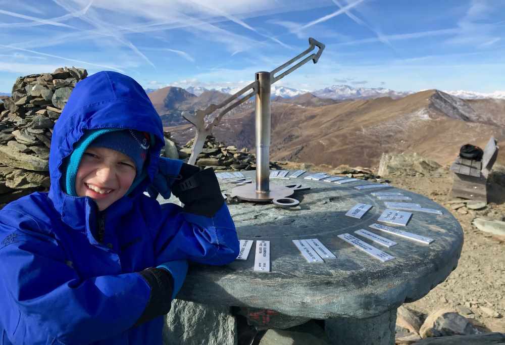 Auf dem Gipfel ist die Bestimmung der umliegenden Berge die größte Freude