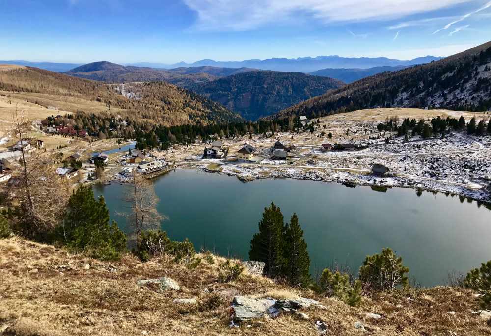 Toll war es im Spätherbst in Bad Kleinkirchheim wandern mit Kindern: Auf den Falkert wandern in den Nockbergen und den Falkertsee Blick geniessen 