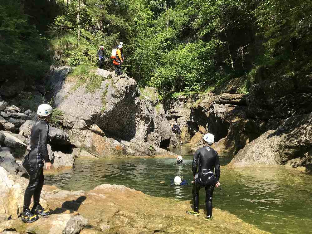 Canyoning Salzburg: Die erste Mutprobe: Der 5 Meter Sprung in das kalte Bergwasser