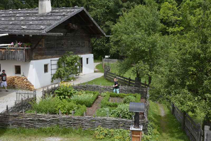 Heute romantisch - früher notwendig und arbeitsreich: Der Kräutergarten vorm historischen Bauernhaus 