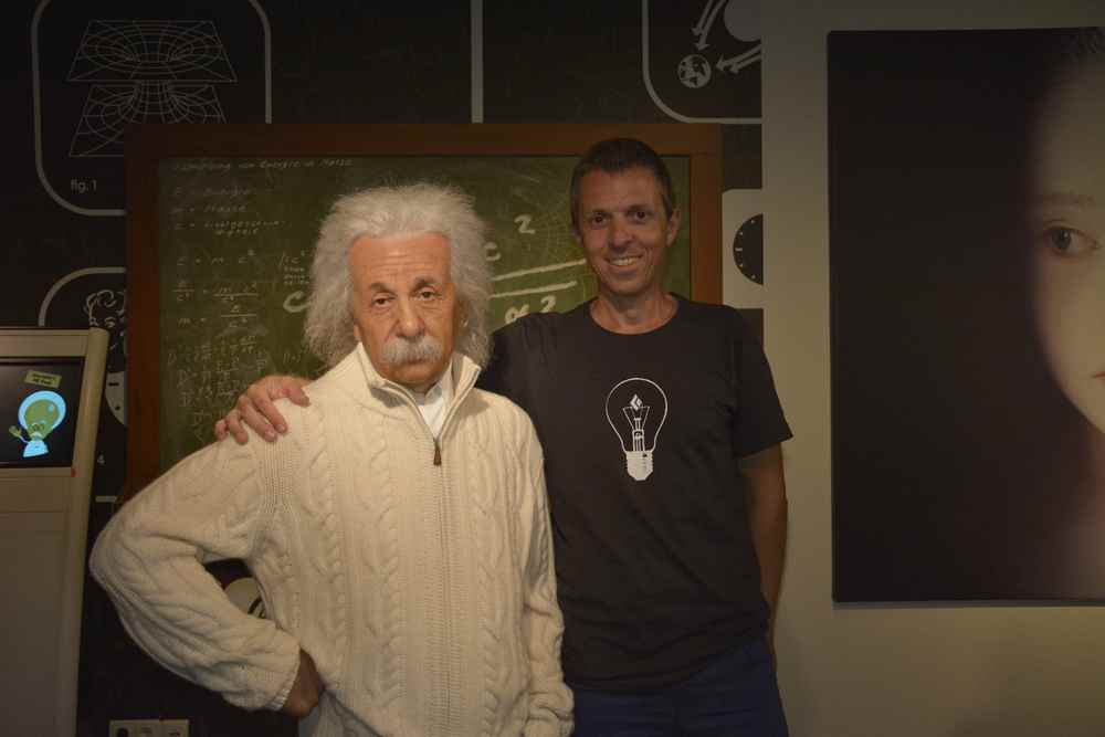 Bei Albert Einstein halten wir uns länger auf. Die Wachsfigur wirkt so echt, dass ich zweimal hinschauen muss. 