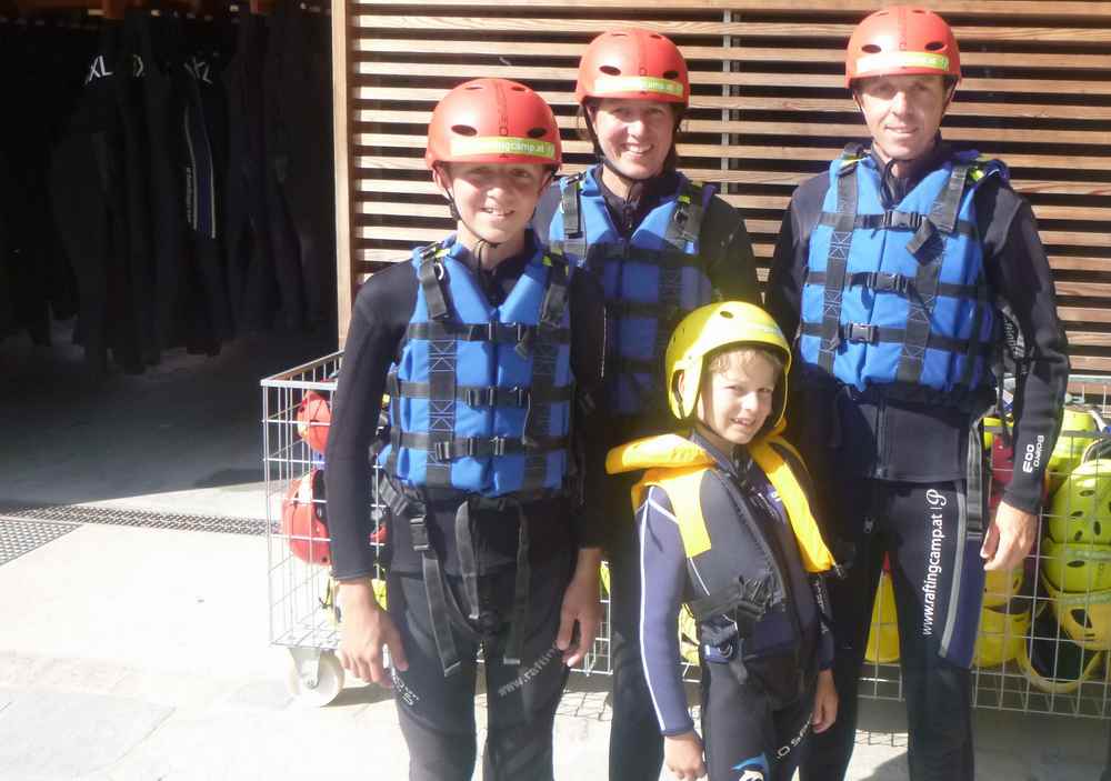 Rafting mit Kindern: Es hat eine Weile gebraucht, aber dann sind wir endlich alle in den Neoprenanzügen